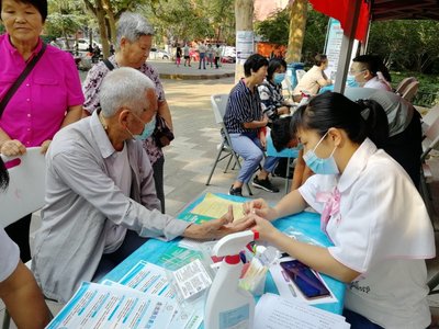 济南市中心医院肺癌筛查防治公益行动走进社区